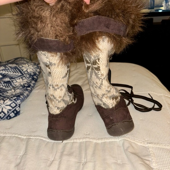 Muk Luks Women's Gwen Snow Boot - Picture 4 of 5
